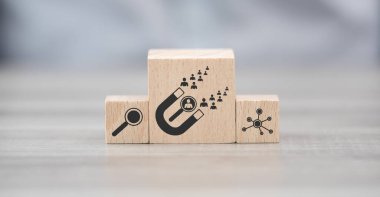 İşe alım kavramının sembolü olan tahta bloklar