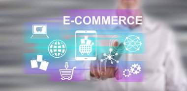 Adam dokunmatik ekranda bir e-ticaret konseptine parmağıyla dokunuyor.