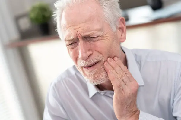 Uomo Anziano Con Mano Sulla Guancia Che Soffre Mal Denti — Foto Stock