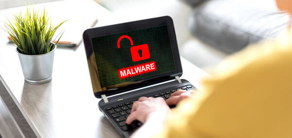 Экран ноутбука, отображающий концепцию вредоносного ПО
