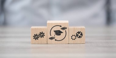 Devam eden eğitim kavramının sembolü olan tahta bloklar