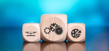 Mavi zemin üzerinde değerlendirme konsepti sembolü olan tahta bloklar