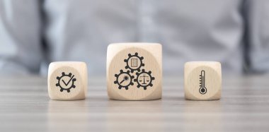 Değerlendirme konsepti sembollü tahta bloklar