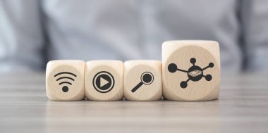 Ahşap bloklar mooc konsepti sembolü ile