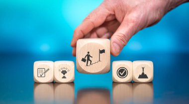 Mavi arka planda hedeflerin sembolü olan tahta bloklar