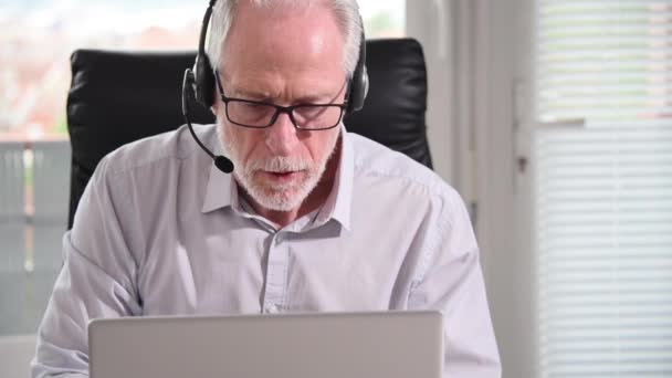 Geschäftsmann Mit Headset Bei Online Konferenz — Stockvideo