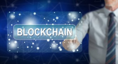 Bir adam dokunmatik ekranda engelleme konseptine parmağıyla dokunuyor.