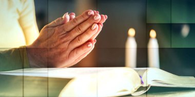 Elleri İncil 'in, sert ışığın, geometrik desenlerin üzerinde dua eden kadına yakın durun.