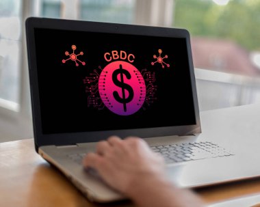 Ekranda CBC konsepti olan bir dizüstü bilgisayar kullanan adam