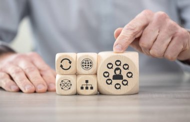 Müritlerin sembolü olan tahta bloklar.