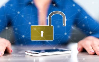 Siber güvenlik kavramına sahip akıllı telefon arka planda bir kadının elleri arasında