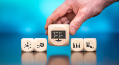 Mavi zemin üzerinde çevrimiçi araştırma kavramının sembolü olan tahta bloklar