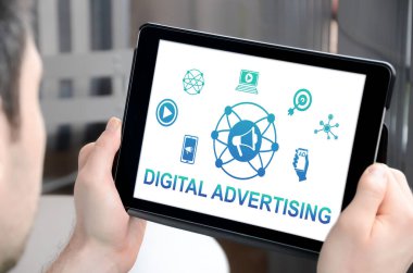 Dijital reklam kavramını gösteren bir tablet tutan adam