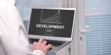 Bir iş geliştirme kavramı görüntüleyen dizüstü bilgisayar ekranı