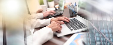 Ofiste birlikte çalışan işadamları; birden fazla pozlama