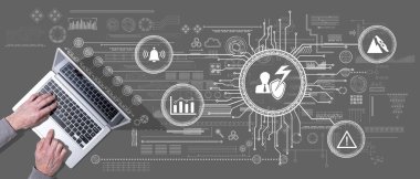 Kriz yönetimi kavramının sembolü olan dizüstü bilgisayar kullanan ellerin üst görünümü