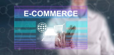 Adam dokunmatik ekranda bir e-ticaret konseptine parmağıyla dokunuyor.