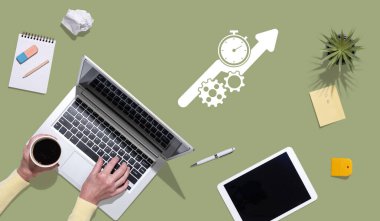 Verimlilik sembollü dizüstü bilgisayar kullanan ellerin üst görünümü