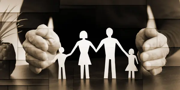 Assicuratore Che Protegge Una Famiglia Concetto Famiglia Assicurata Modello Geometrico — Foto Stock