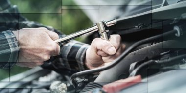 Araba tamircisinin elleri araba motoru tamir ediyor, geometrik desenli.