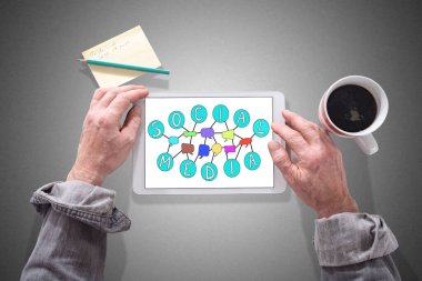 Sosyal medya kavramını gösteren bir tablet kullanan erkek eller