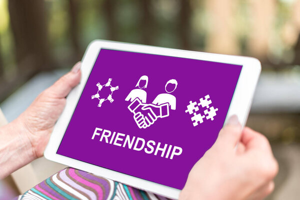 Frauenhände Halten Tablet Mit Freundschaftskonzept Der Hand — Stockfoto