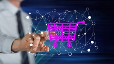 Adam dokunmatik ekranda bir e-ticaret konseptine parmağıyla dokunuyor.