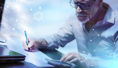 Üst düzey işadamı ofiste iş raporu üzerinde çalışıyor.