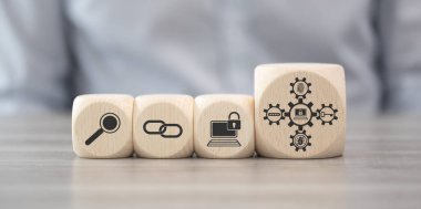 Siber güvenlik sembollü tahta bloklar