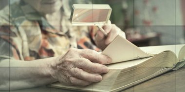 Büyüteçle kitap okuyan yaşlı bir kadın, geometrik desenli.