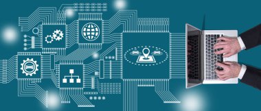 Akıllı araba konsepti sembollü dizüstü bilgisayar kullanan ellerin üst görünümü