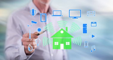 Adam akıllı bir ev concept bir dokunmatik ekran üzerinde kalemle dokunma