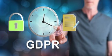 Adam dokunmatik ekranda GDPR konseptine parmağıyla dokunuyor.