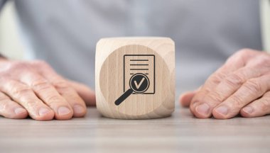 Değerlendirme konsepti sembollü tahta blok