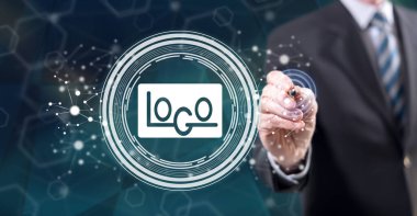 Stylus kalemle dokunmatik ekranda marka stratejisi kavramına dokunan adam