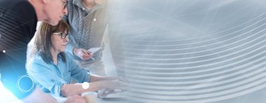 İş adamları ofiste birlikte çalışıyor, ağ ile örtüşüyor, ışık efekti; panoramik pankart