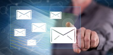 Bir adam dokunmatik ekranda mesaj konseptine parmağıyla dokunuyor.