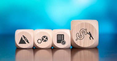 Mavi arka planda kriz yönetimi kavramının sembolü olan tahta bloklar