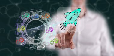 Adam dokunmatik ekranda takım çalışması konseptine parmağıyla dokunuyor.