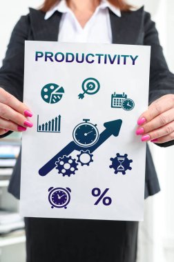 Bir iş kadını tarafından tutulan verimlilik konsepti.