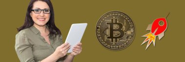 Arka planda bitcoin büyüme konseptine sahip dijital tablet kullanan kadın