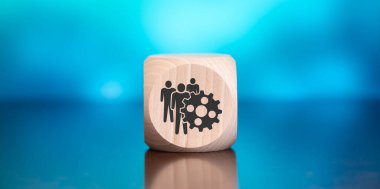 Mavi zemin üzerinde hrm sembolü olan tahta blok