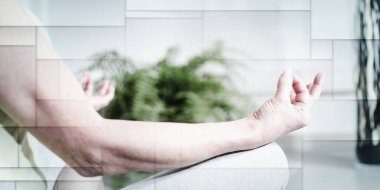 Kadın meditasyon yapıyor, geometrik desen.