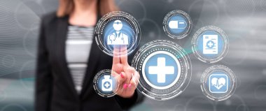 Kadın dokunmatik ekranda parmaklarıyla sağlık sigortasına dokunuyor.