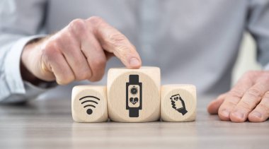 Giyilebilir teknoloji sembolü olan tahta bloklar.