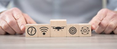 İnsansız hava aracı sembollü tahta bloklar