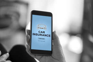 Bir araba sigorta kavramı görüntüleyen akıllı telefon ekranı