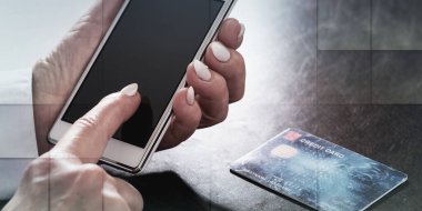 Çevrimiçi ödeme için akıllı telefon ve kredi kartı kullanan kadın elleri, geometrik desen