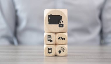 Gizli veri kavramının sembollü tahta bloklar
