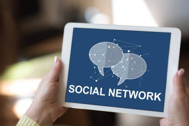 Sosyal ağ kavramını gösteren tablet ekranı